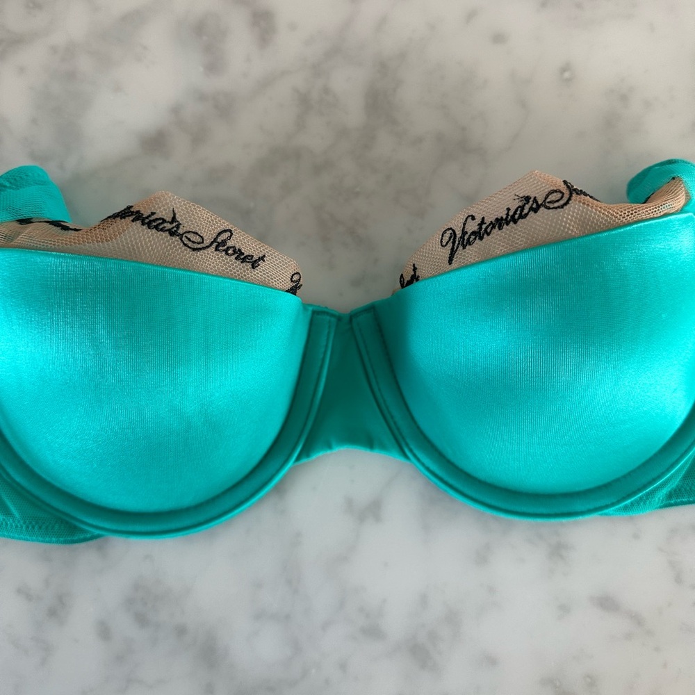 Set Bra and Underwear. Beautiful Victoria Secret Bra and Panty Set New.